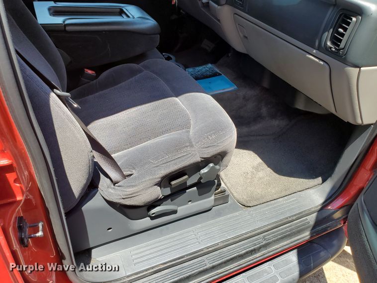 image for item JM9749 2002 Chevrolet Suburban 1500 LS  SUV