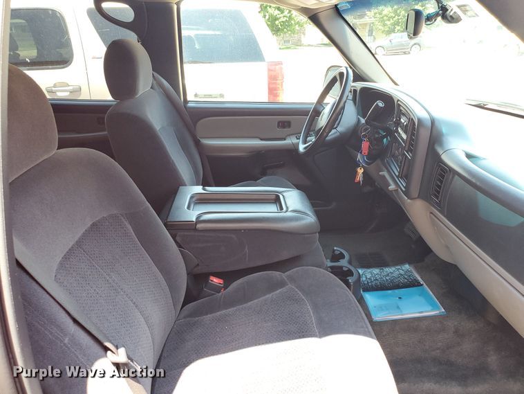 image for item JM9749 2002 Chevrolet Suburban 1500 LS  SUV