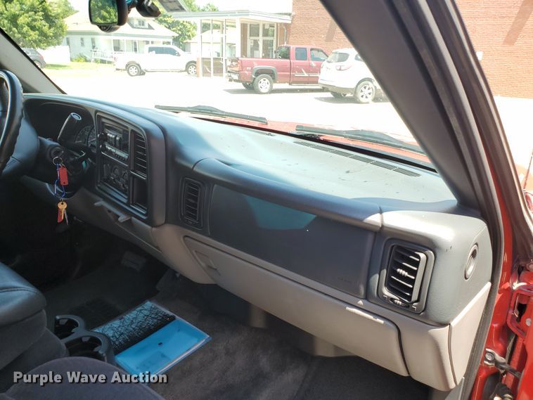 image for item JM9749 2002 Chevrolet Suburban 1500 LS  SUV