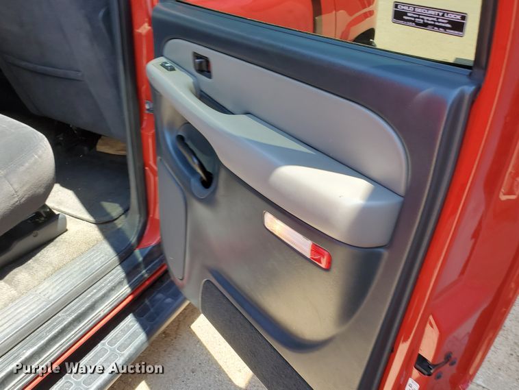 image for item JM9749 2002 Chevrolet Suburban 1500 LS  SUV