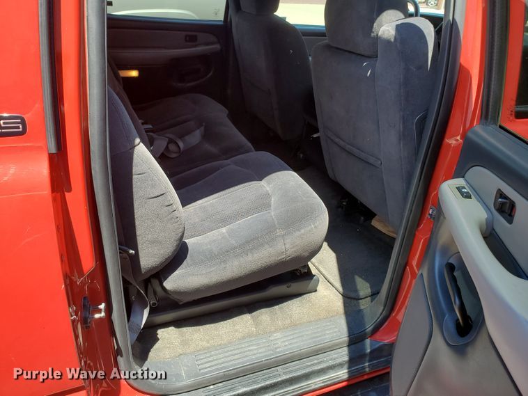 image for item JM9749 2002 Chevrolet Suburban 1500 LS  SUV