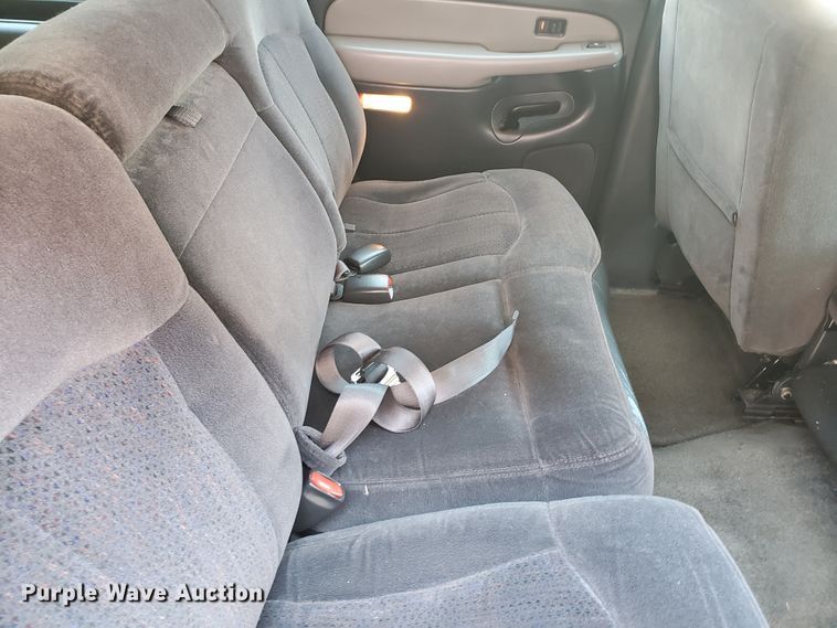 image for item JM9749 2002 Chevrolet Suburban 1500 LS  SUV