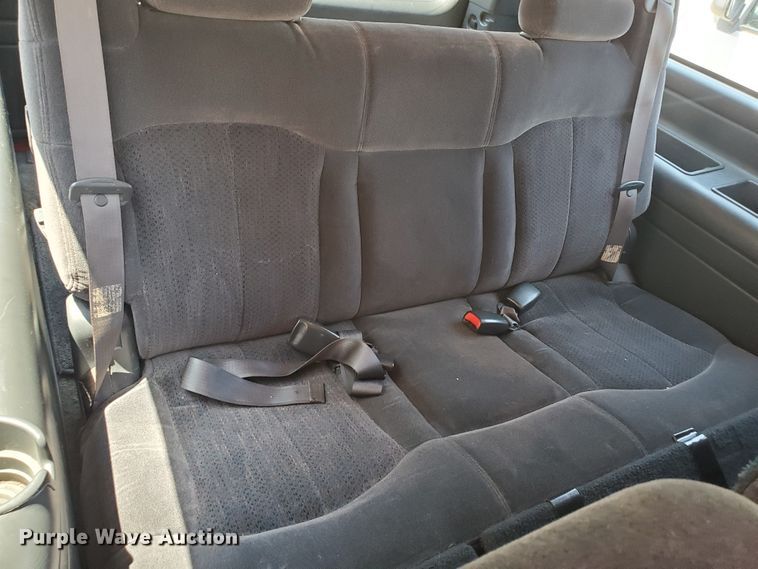 image for item JM9749 2002 Chevrolet Suburban 1500 LS  SUV