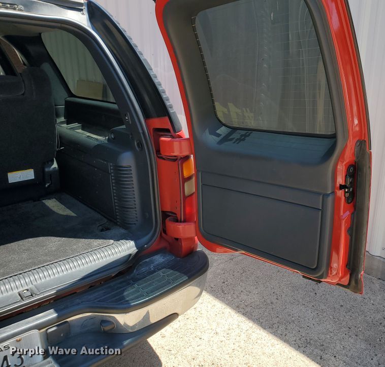 image for item JM9749 2002 Chevrolet Suburban 1500 LS  SUV