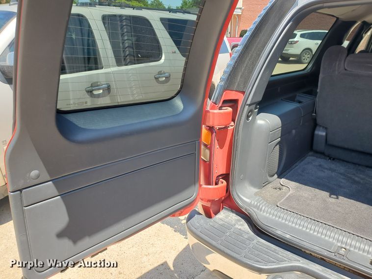 image for item JM9749 2002 Chevrolet Suburban 1500 LS  SUV