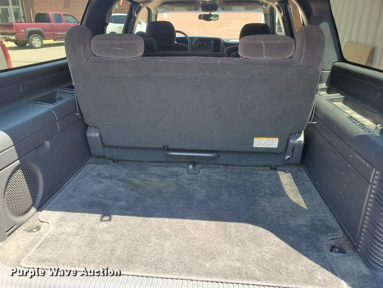 image for item JM9749 2002 Chevrolet Suburban 1500 LS  SUV