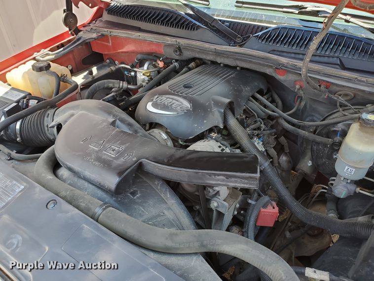 image for item JM9749 2002 Chevrolet Suburban 1500 LS  SUV