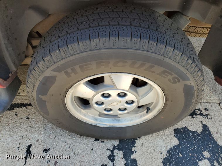 image for item JM9749 2002 Chevrolet Suburban 1500 LS  SUV