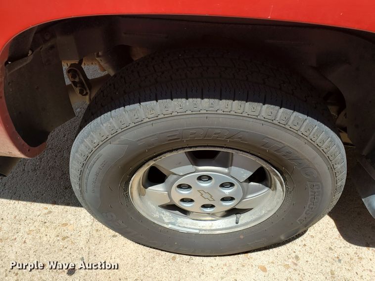 image for item JM9749 2002 Chevrolet Suburban 1500 LS  SUV