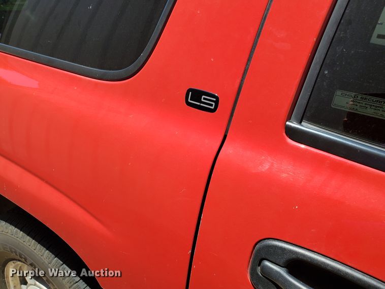 image for item JM9749 2002 Chevrolet Suburban 1500 LS  SUV
