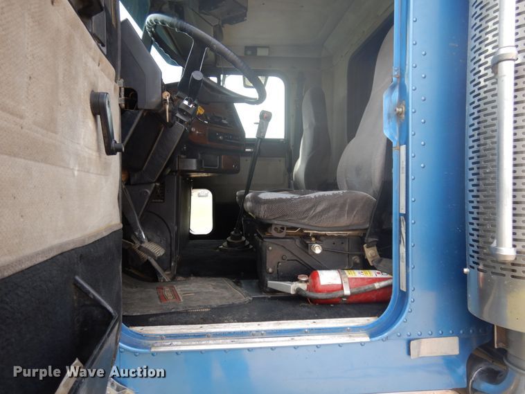 image for item JZ9994 1989 Freightliner FLD120  flatbed truck