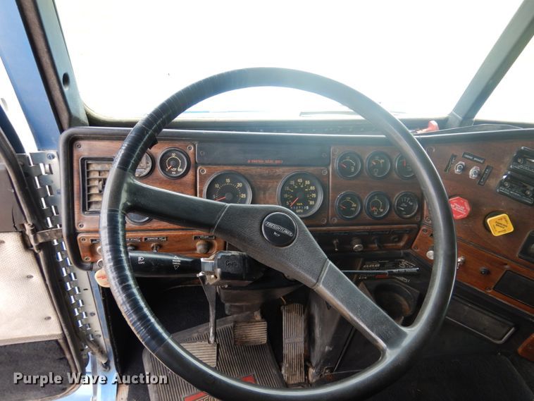 image for item JZ9994 1989 Freightliner FLD120  flatbed truck