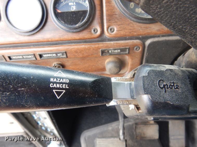 image for item JZ9994 1989 Freightliner FLD120  flatbed truck