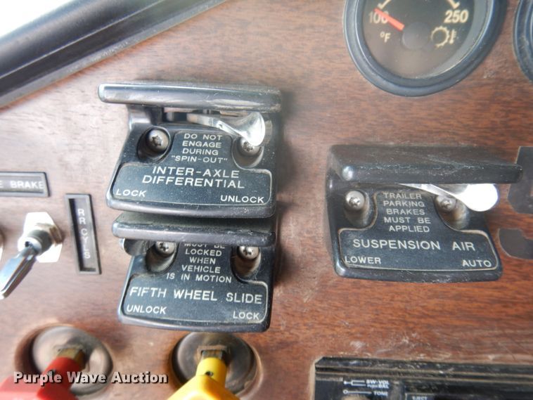 image for item JZ9994 1989 Freightliner FLD120  flatbed truck