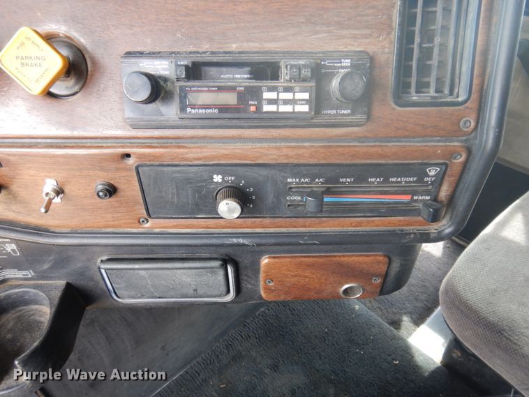 image for item JZ9994 1989 Freightliner FLD120  flatbed truck