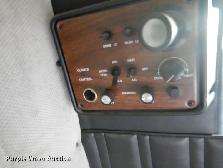 image for item JZ9994 1989 Freightliner FLD120  flatbed truck