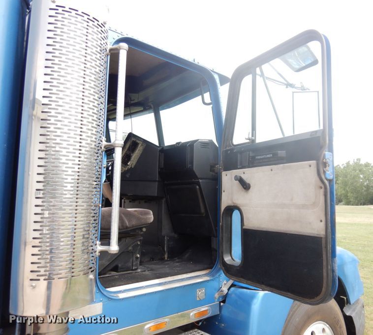 image for item JZ9994 1989 Freightliner FLD120  flatbed truck