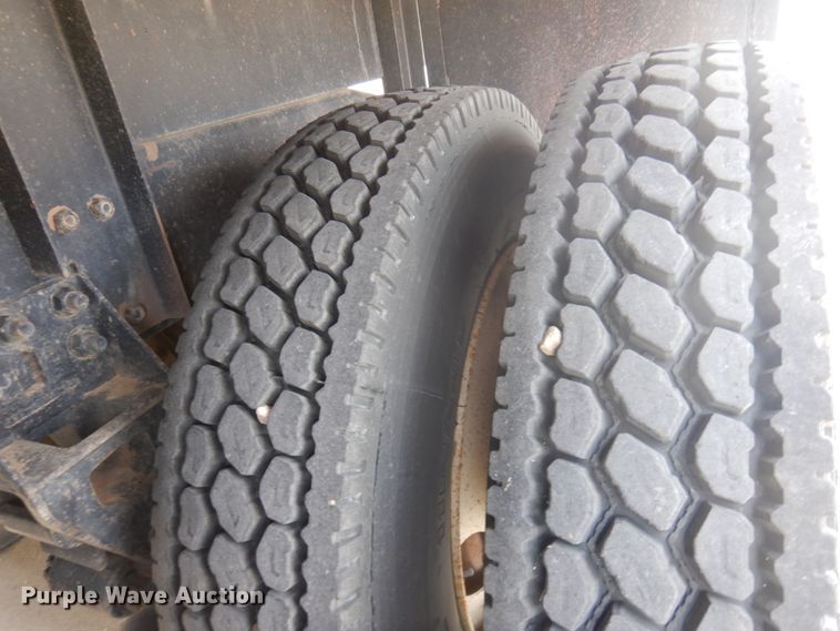 image for item JZ9994 1989 Freightliner FLD120  flatbed truck