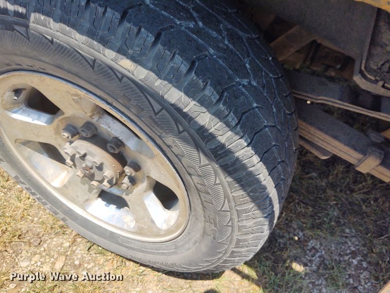 image for item BY9342 2005 Dodge Ram 3500  Quad Cab flatbed pickup truck