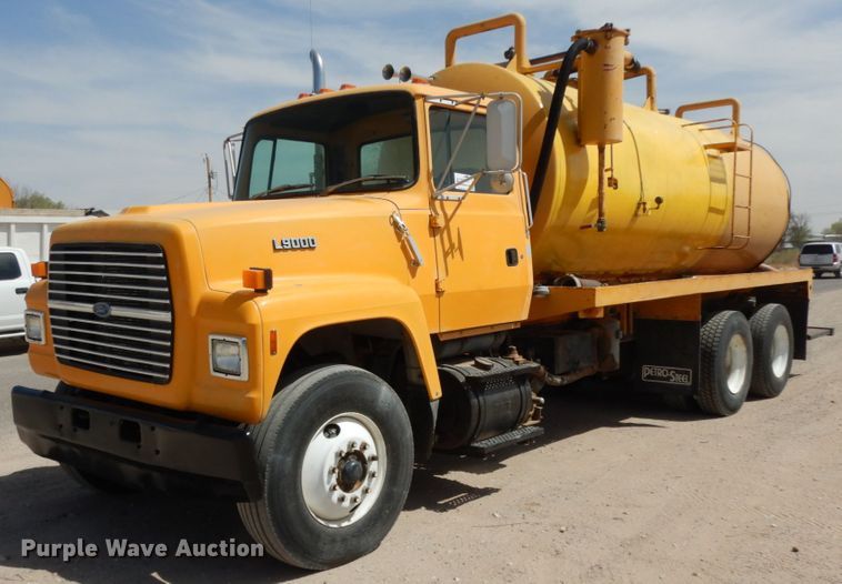 image for item DC2157 1992 Ford LTA9000  vacuum truck