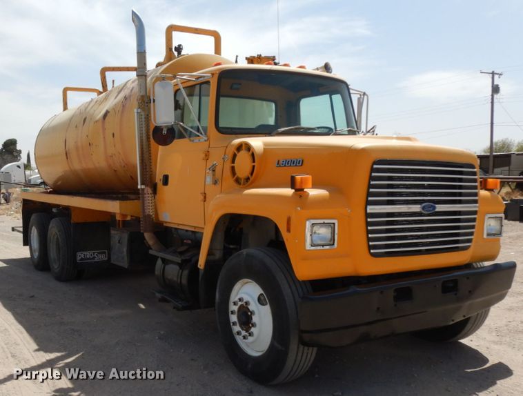 image for item DC2157 1992 Ford LTA9000  vacuum truck
