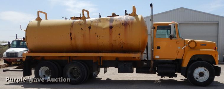 image for item DC2157 1992 Ford LTA9000  vacuum truck