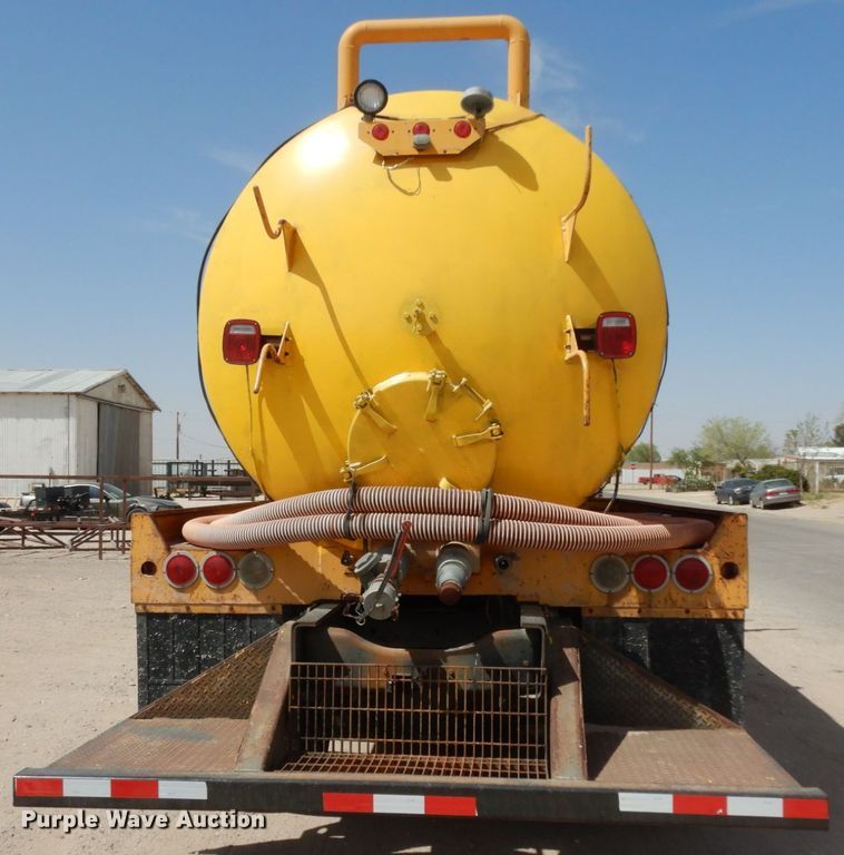 image for item DC2157 1992 Ford LTA9000  vacuum truck