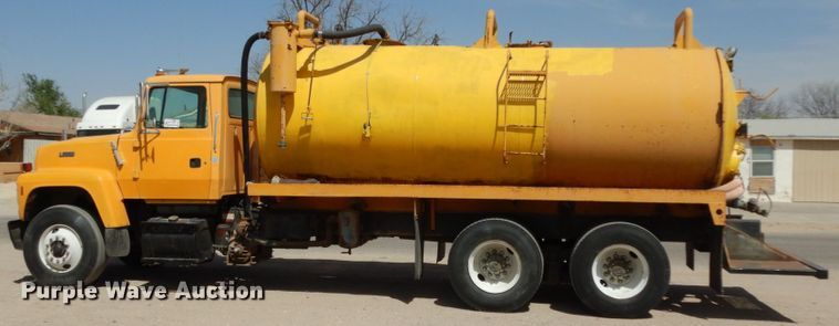 image for item DC2157 1992 Ford LTA9000  vacuum truck