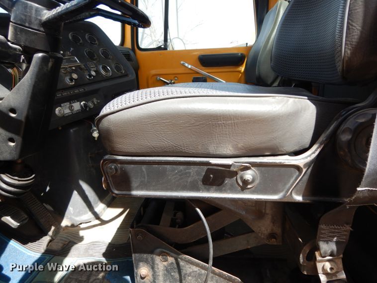 image for item DC2157 1992 Ford LTA9000  vacuum truck