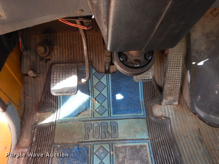 image for item DC2157 1992 Ford LTA9000  vacuum truck