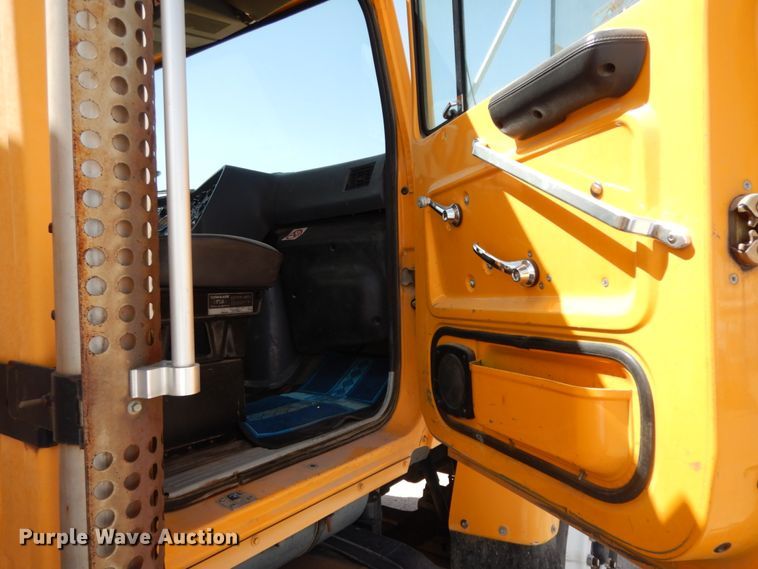 image for item DC2157 1992 Ford LTA9000  vacuum truck