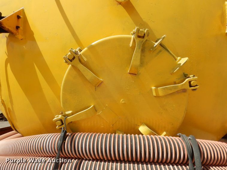 image for item DC2157 1992 Ford LTA9000  vacuum truck