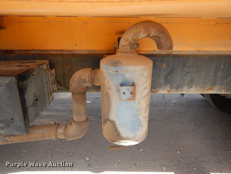 image for item DC2157 1992 Ford LTA9000  vacuum truck