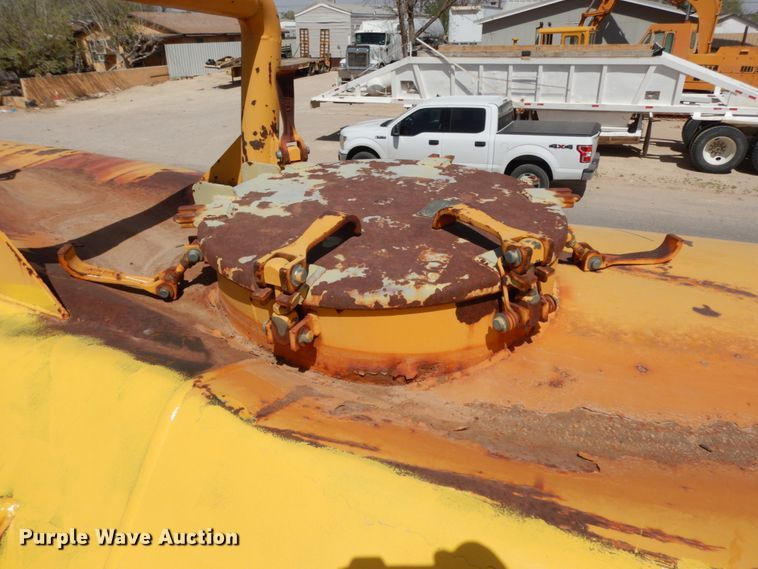 image for item DC2157 1992 Ford LTA9000  vacuum truck