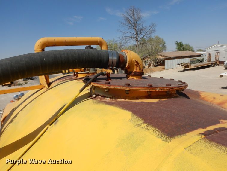 image for item DC2157 1992 Ford LTA9000  vacuum truck