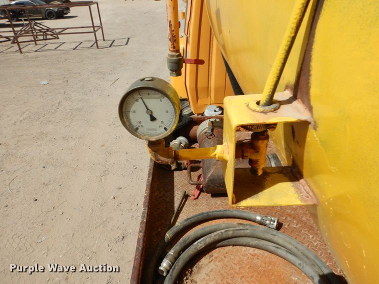 image for item DC2157 1992 Ford LTA9000  vacuum truck