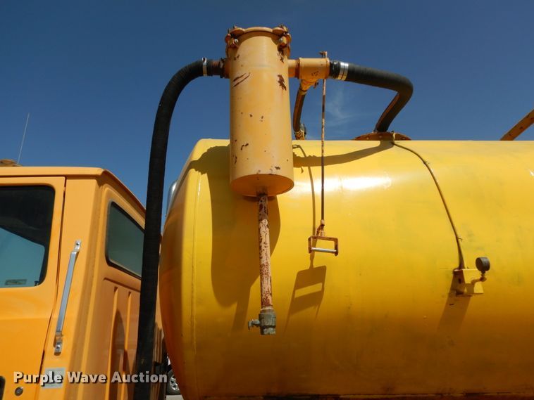 image for item DC2157 1992 Ford LTA9000  vacuum truck