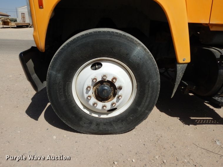 image for item DC2157 1992 Ford LTA9000  vacuum truck