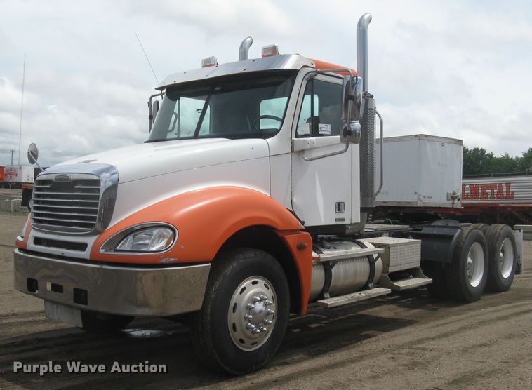 image for item DG5260 2005 Freightliner Columbia 120  semi truck