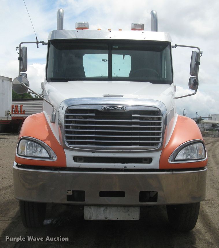 image for item DG5260 2005 Freightliner Columbia 120  semi truck