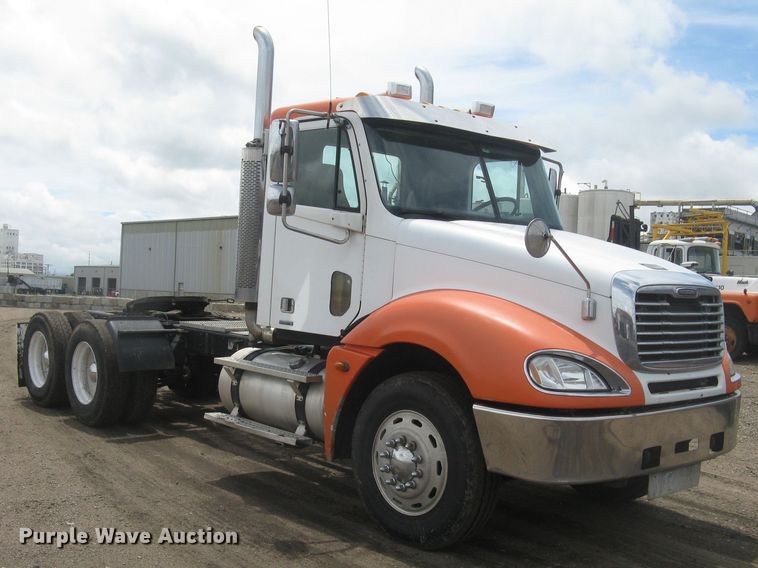 image for item DG5260 2005 Freightliner Columbia 120  semi truck