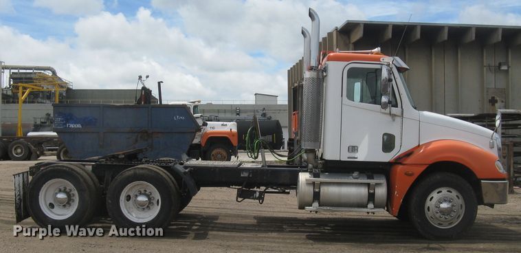 image for item DG5260 2005 Freightliner Columbia 120  semi truck