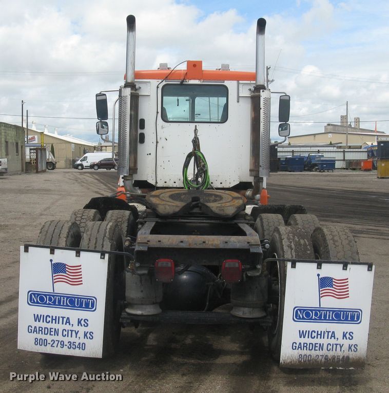 image for item DG5260 2005 Freightliner Columbia 120  semi truck