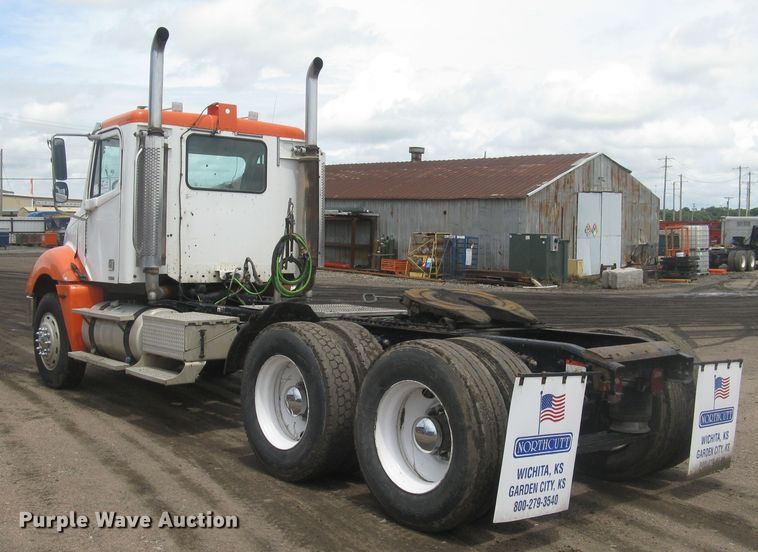 image for item DG5260 2005 Freightliner Columbia 120  semi truck