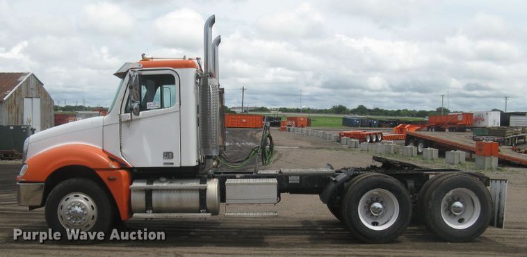 image for item DG5260 2005 Freightliner Columbia 120  semi truck