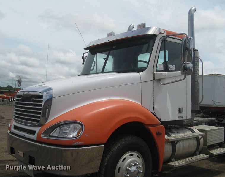 image for item DG5260 2005 Freightliner Columbia 120  semi truck