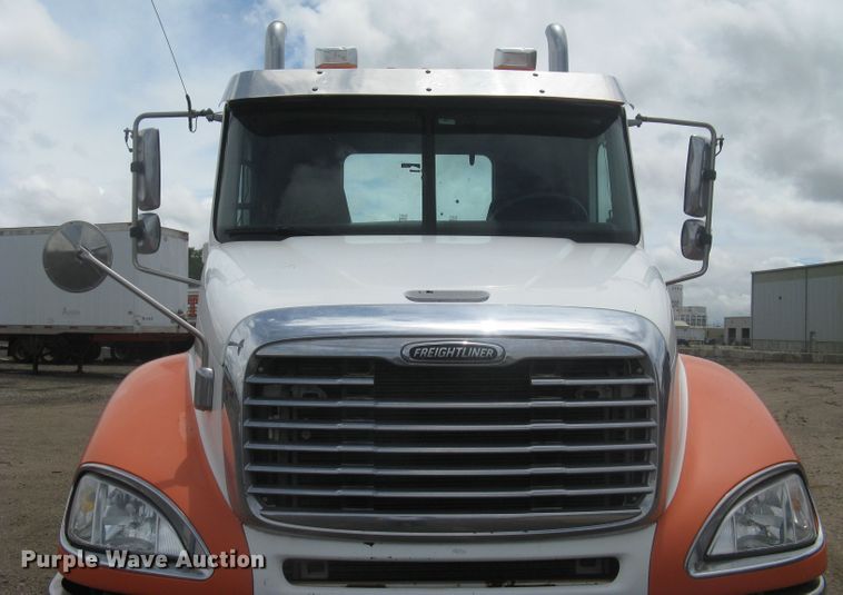 image for item DG5260 2005 Freightliner Columbia 120  semi truck