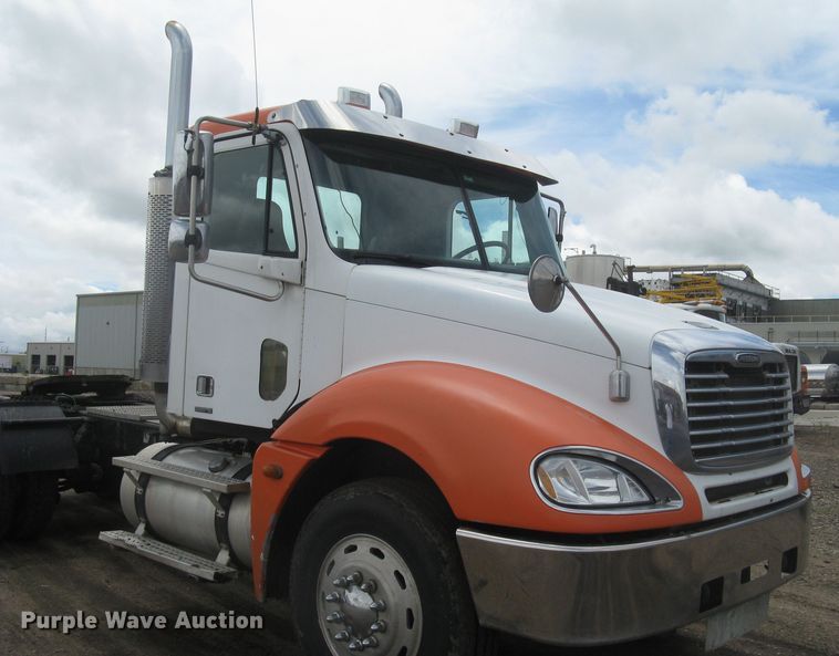 image for item DG5260 2005 Freightliner Columbia 120  semi truck