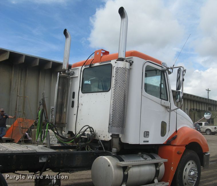 image for item DG5260 2005 Freightliner Columbia 120  semi truck