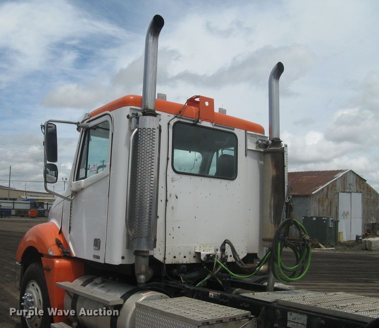 image for item DG5260 2005 Freightliner Columbia 120  semi truck